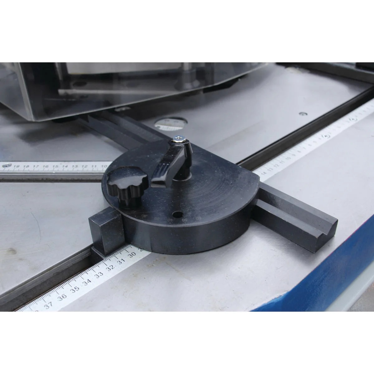 Metallkraft Ausklinkmaschine mit Stanzstation  AKM 200-6 VP – Bild 4