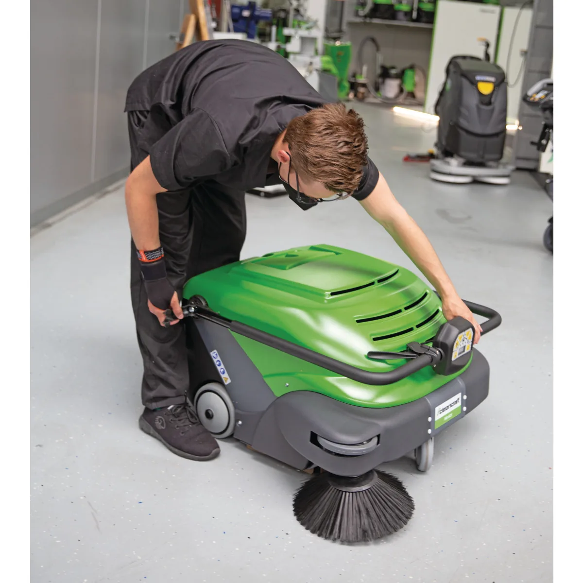 Cleancraft Handgeführte Kehrsaugmaschine KM 825 -7